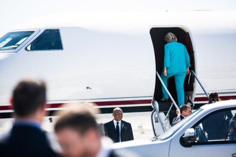 clinton_boarding_plane.jpg