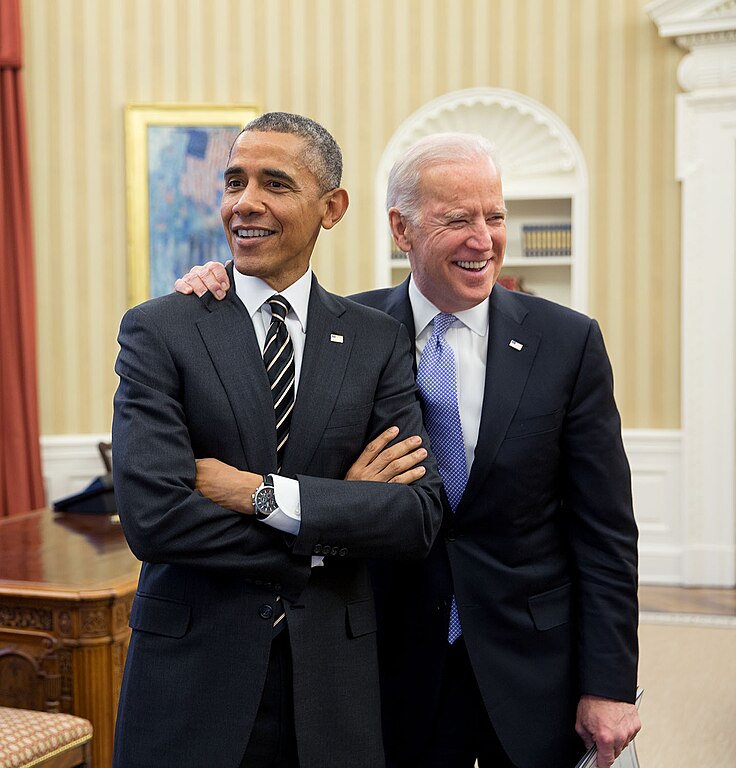 736px-Barack_Obama_jokes_with_Joe_Biden_in_the_Oval_Office%2C_Feb._9%2C_2015.jpg